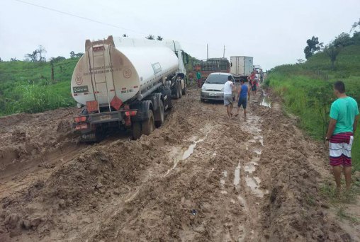 Em rodovia onde governo do Acre já gastou mais de 1 bilhão, trafego é caótico