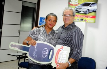 Promoção “Natal Premiado” do grupo Milla sorteia e entrega carro zero à cliente