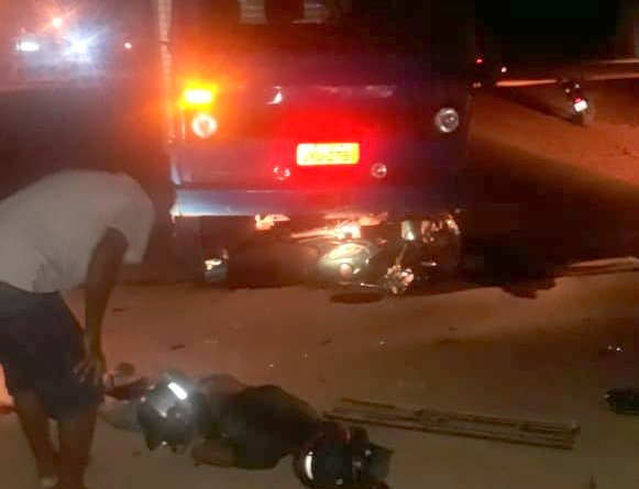 BR-364: Motociclista fica gravemente ferido ao colidir com caminhão