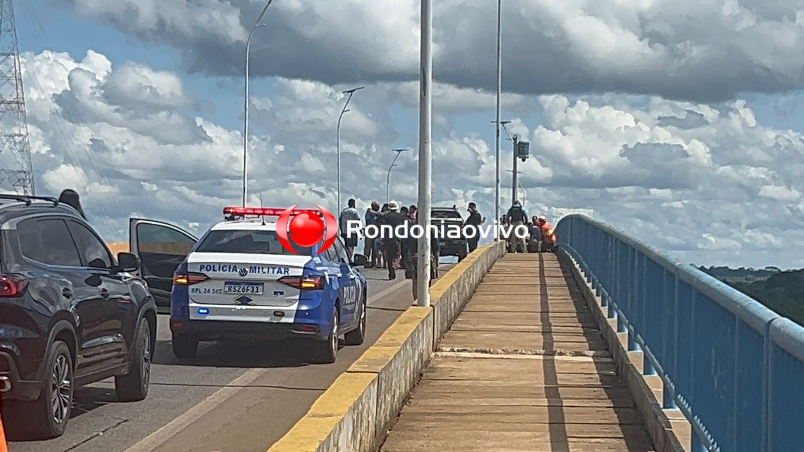 VÍDEO: Bombeiros resgatam homem na ponte do rio Madeira