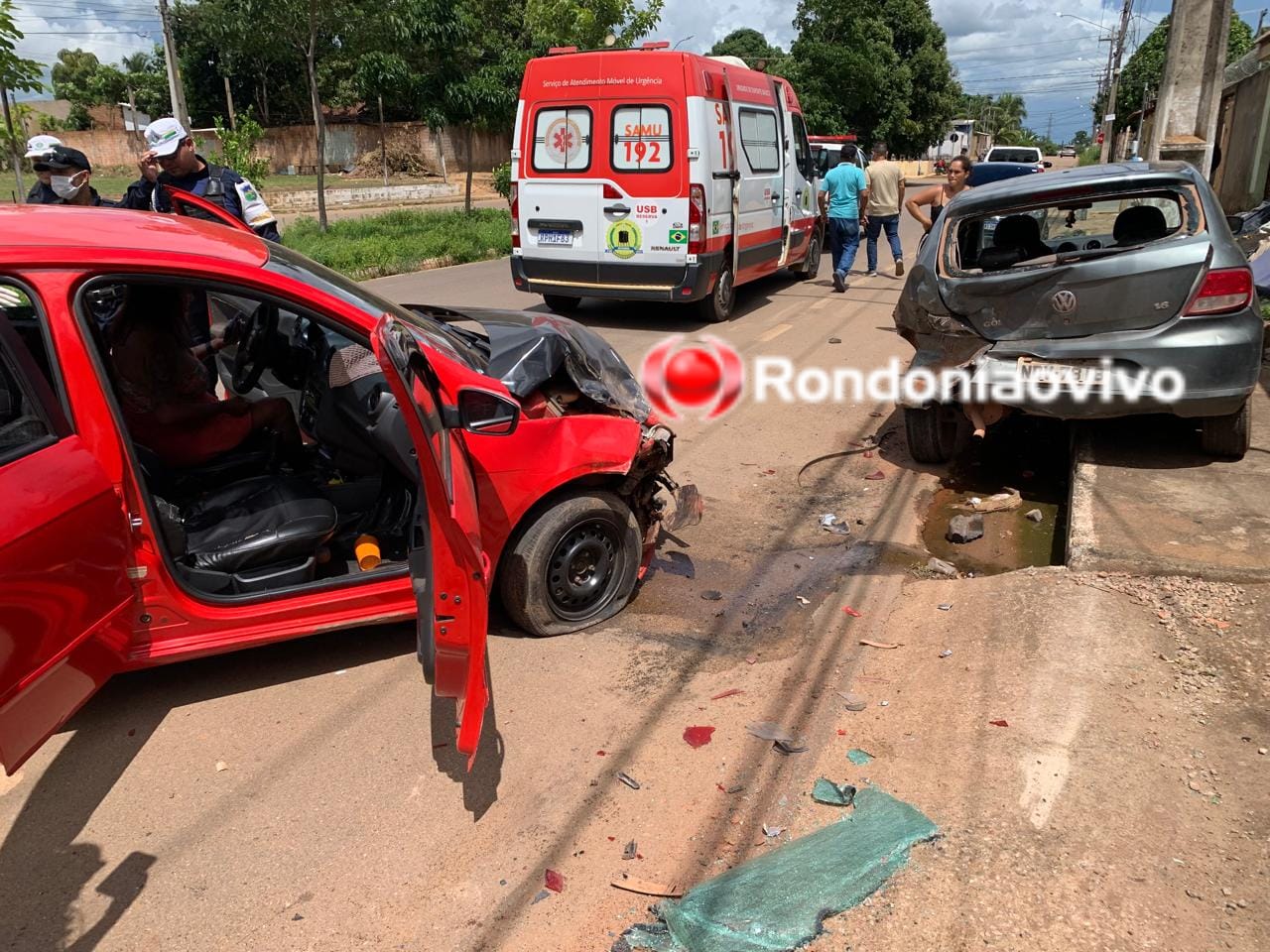 URGENTE: Casal fica ferido em grave acidente após motorista bater em carro parado 