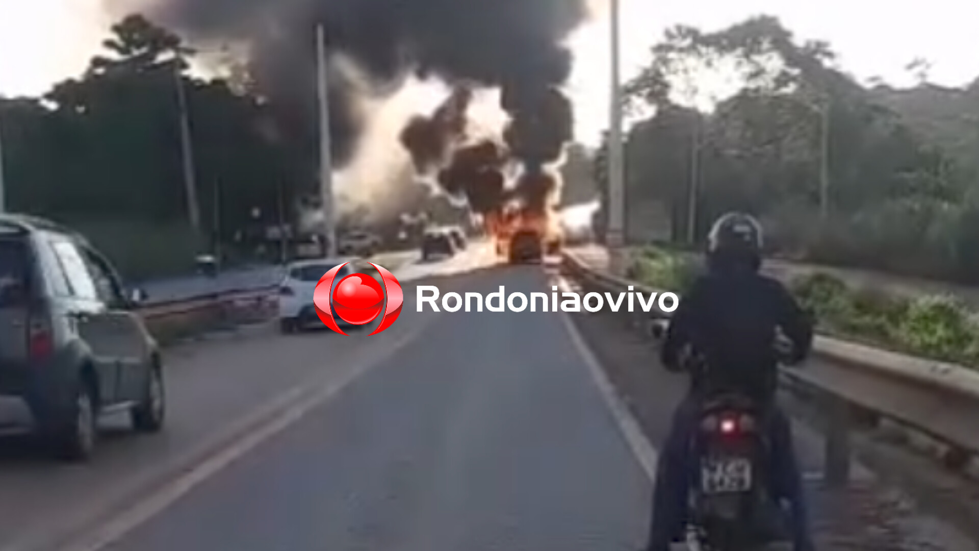 VÍDEO: Carro é destruído por incêndio na ponte do rio Madeira 