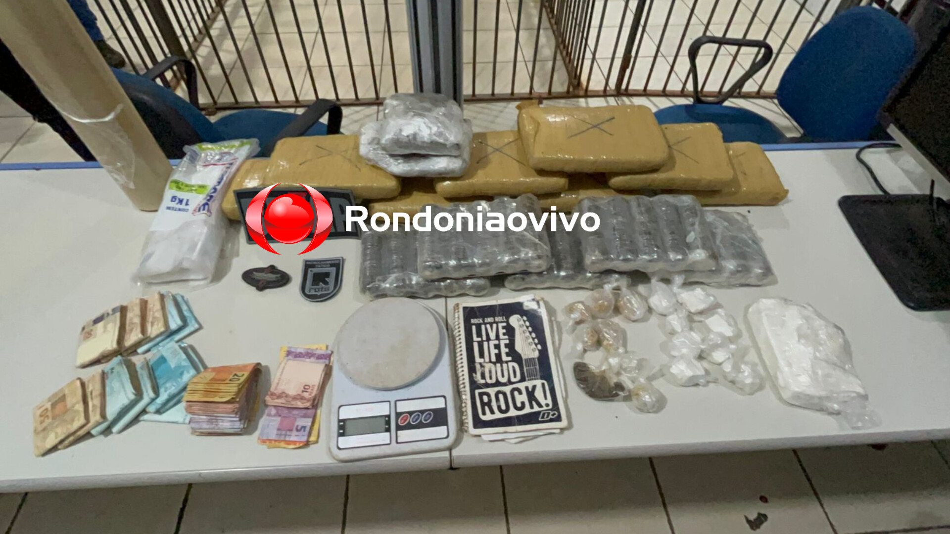 Polícia apreende 12 quilos de drogas e procura traficante 