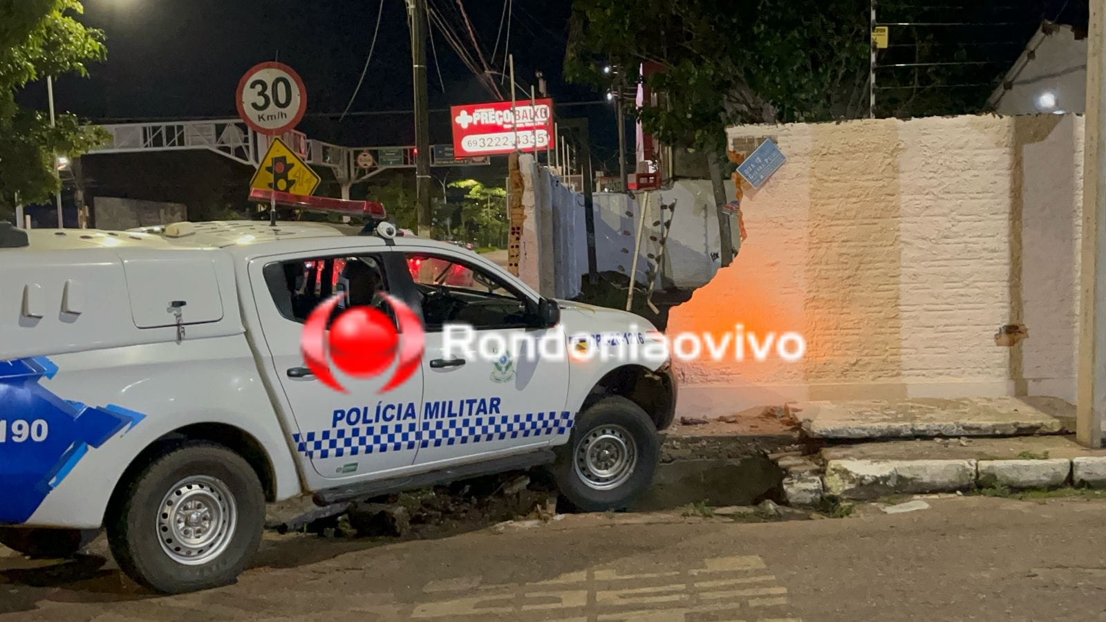 EM PRIORIDADE : Viatura da PM derruba muro de residência enquanto tentava chegar em presídio 