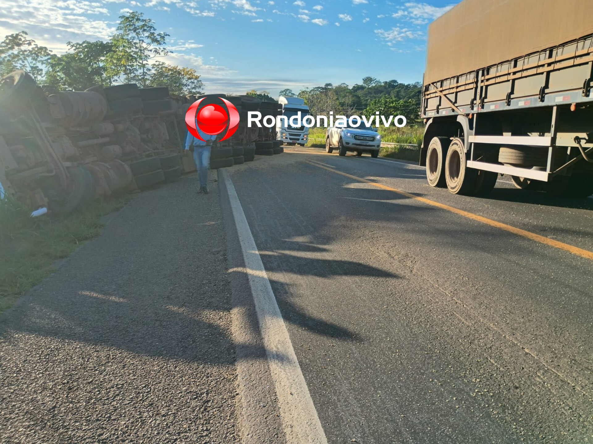 CARRETA TOMBOU: Motorista provoca acidente enquanto discutia com a esposa ao celular na  BR-364