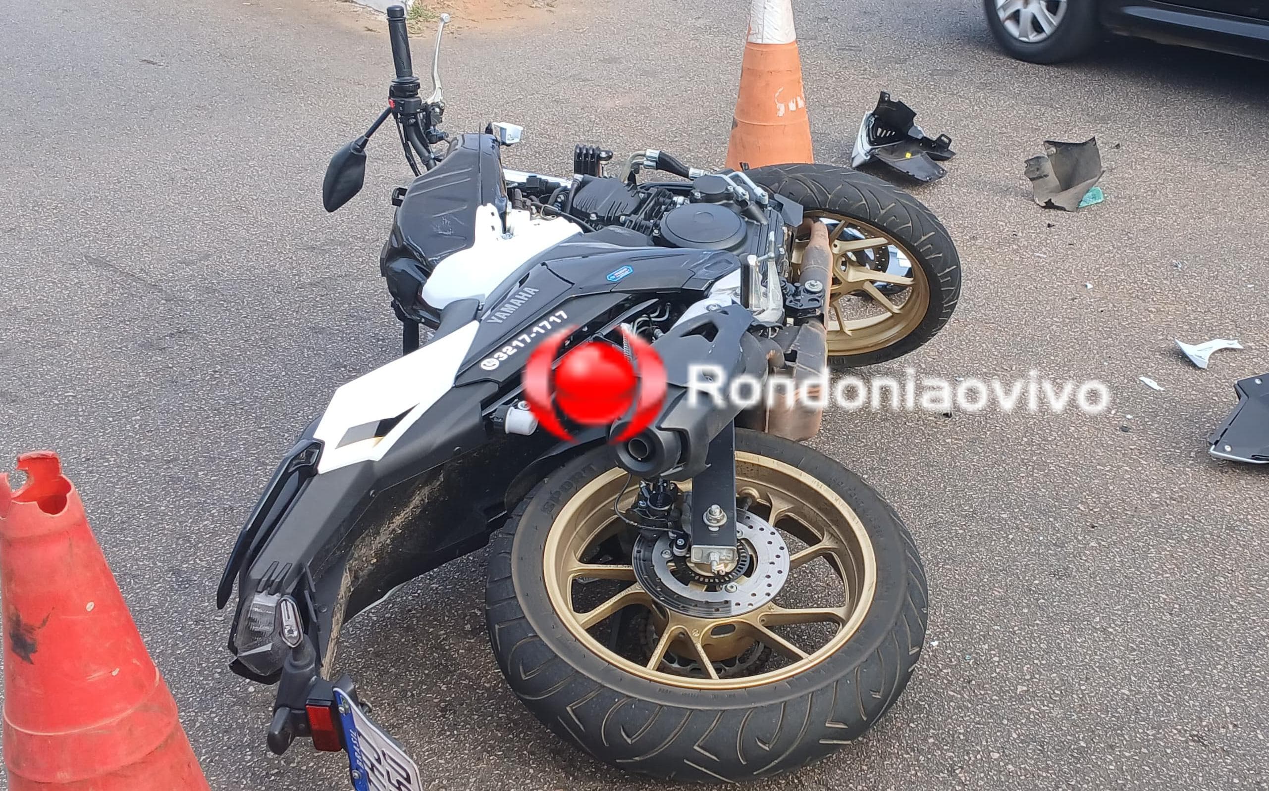 NA CAÚLA: Motociclista fica em estado grave após bater contra carro em semáforo