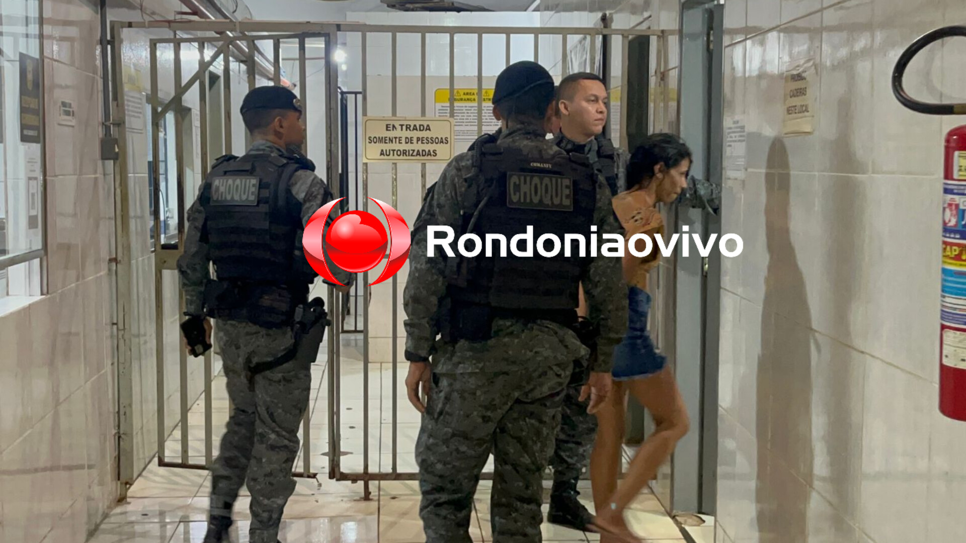 SOSSEGADA: Mulher foragida é flagrada passeando na garupa de moto 