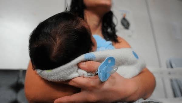 SEGUROU: Mulher de resguardo é agredida pelo ex-marido e irmã dele