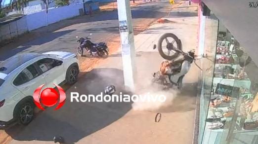 VÍDEO: Motociclista fica em estado grave após bater veículo em placa de sinalização 