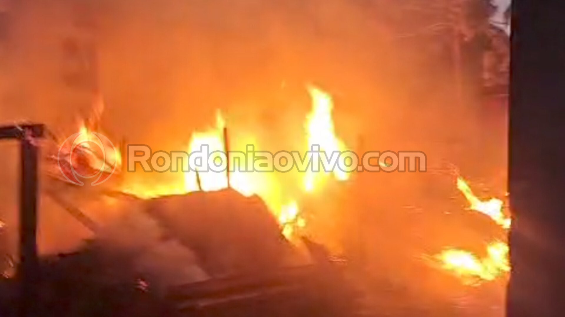VÍDEO: Marcenaria ao lado de residência é destruída por incêndio na zona Leste 