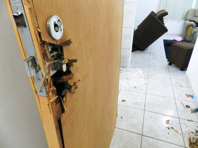 DESCONTROLADO: Homem arromba porta de apartamento e espanca ex-mulher 