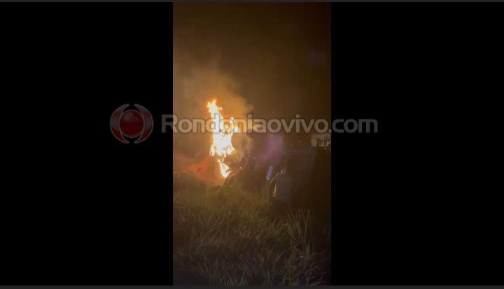 URGENTE - VÍDEO: Carreta carregada de gados pega fogo após capotar na BR-364 