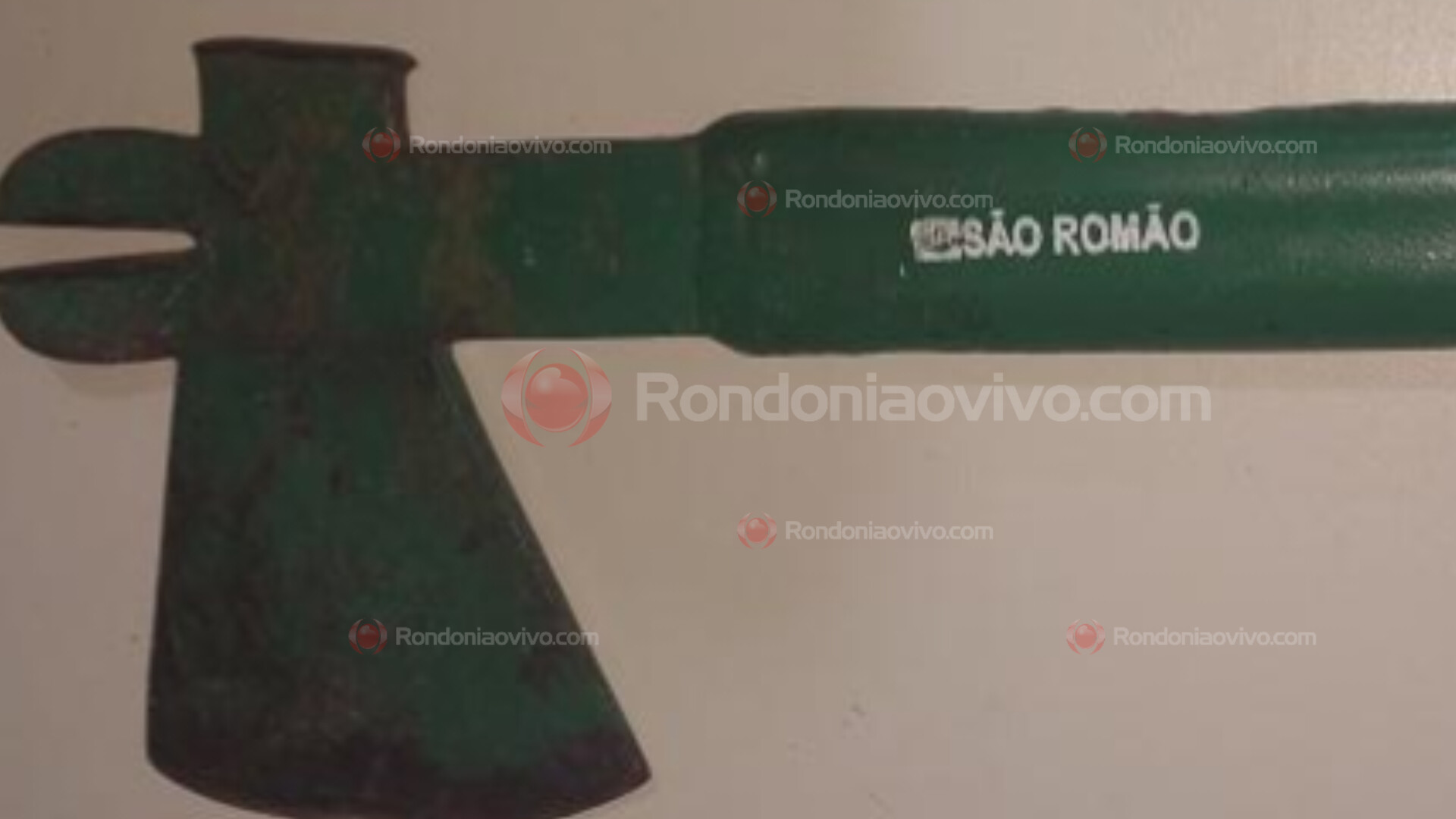 VAZANDO GÁS: Filho tenta matar mãe com machadinha e ameaça explodir casa com policiais dentro 