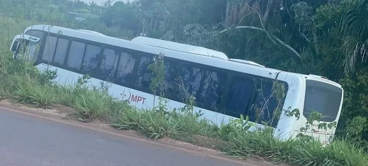 SAIU DA PISTA: Ônibus com cerca de 40 pacientes se envolve em acidente 