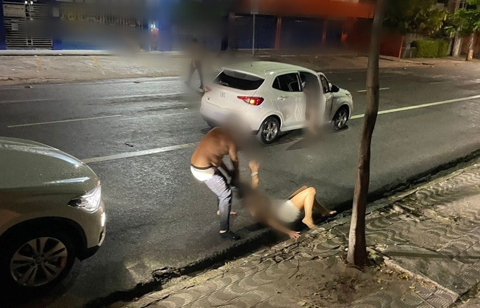 NO NATAL: Mulher é agredida e arrastada pelos cabelos no asfalto; PM prende acusado 