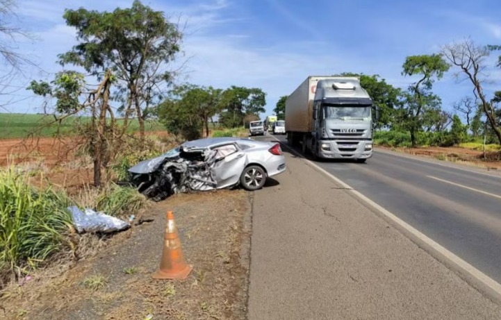 TRÁGICO: Policial militar e idoso morrem após colisão entre caminhonete e carro na BR-364