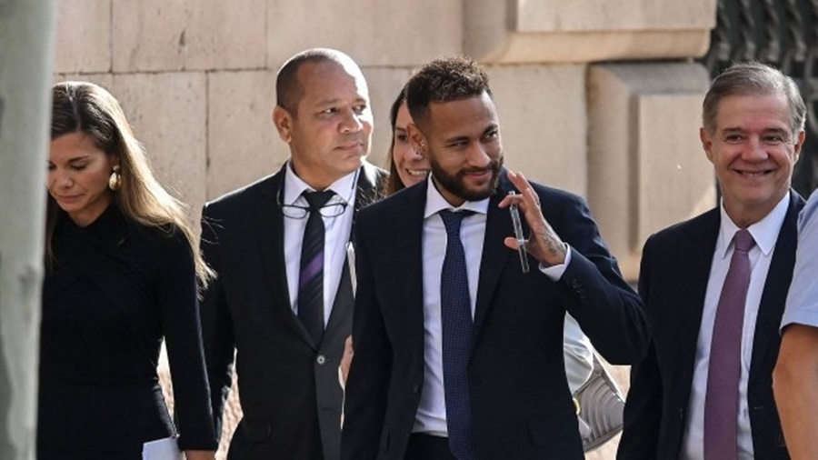 JULGAMENTO: Neymar afirma que documentos eram assinados a pedido do pai