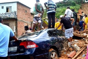 Temporal em Salvador provoca deslizamentos e 13 mortes