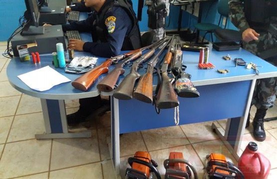 PM faz operação e apreende armas e outros materiais em local de chacina