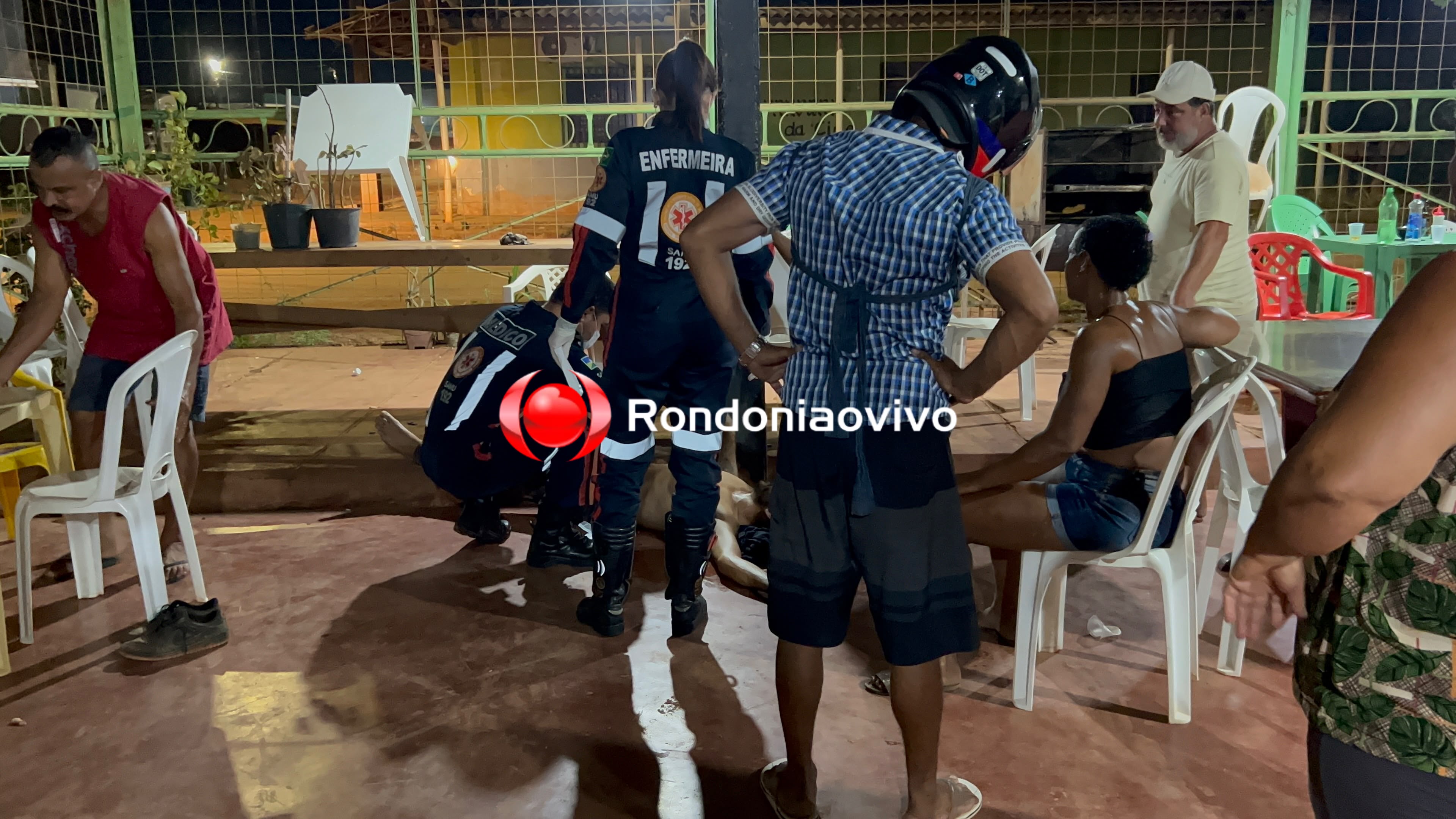URGENTE: Homem é atacado a facadas durante briga em bar por causa de mulher