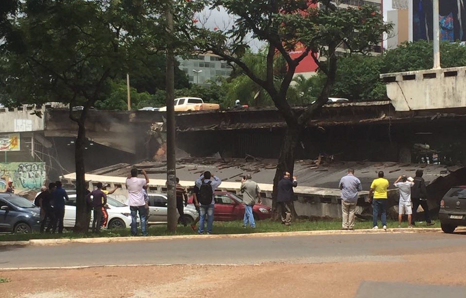 Trecho de via expressa desaba em Brasília