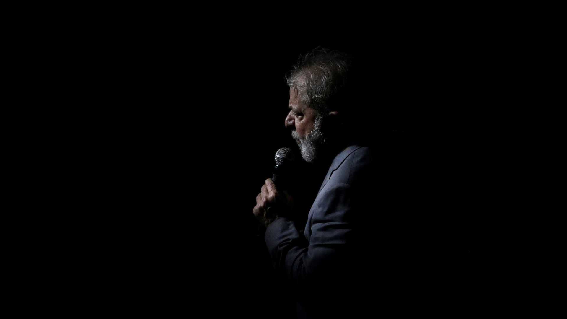 Após decidir não ir a Curitiba, Lula avalia se apresentar à PF em SP