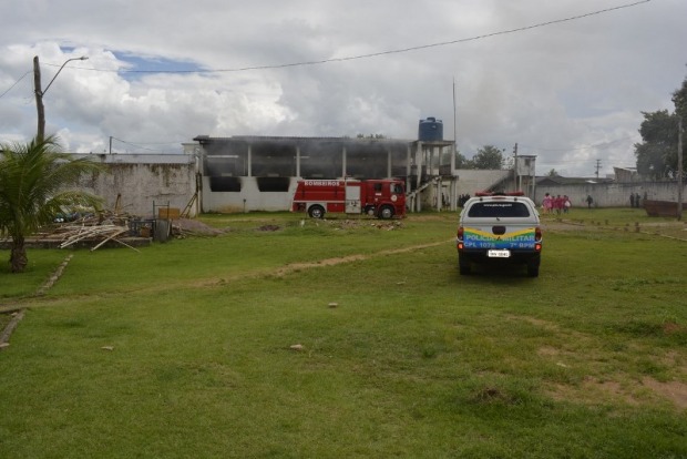 MOTIM: Presos ateiam fogo em colchões nas celas de presídio