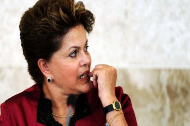 Dilma diz que aeroportos não 'são padrão Fifa', são 'padrão Brasil'