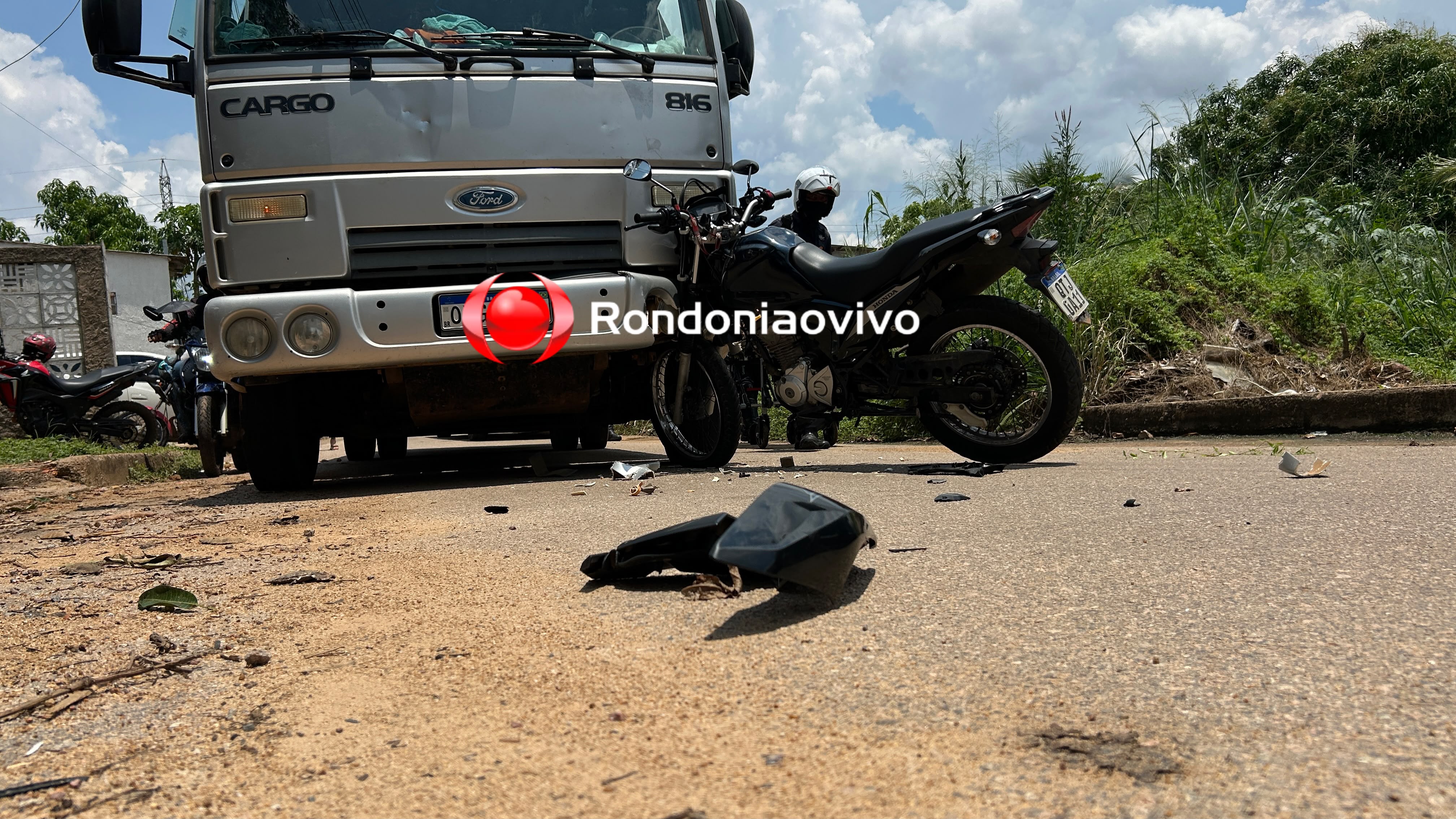 ASSISTA: Motociclista fica gravemente ferido ao bater de frente com caminhão