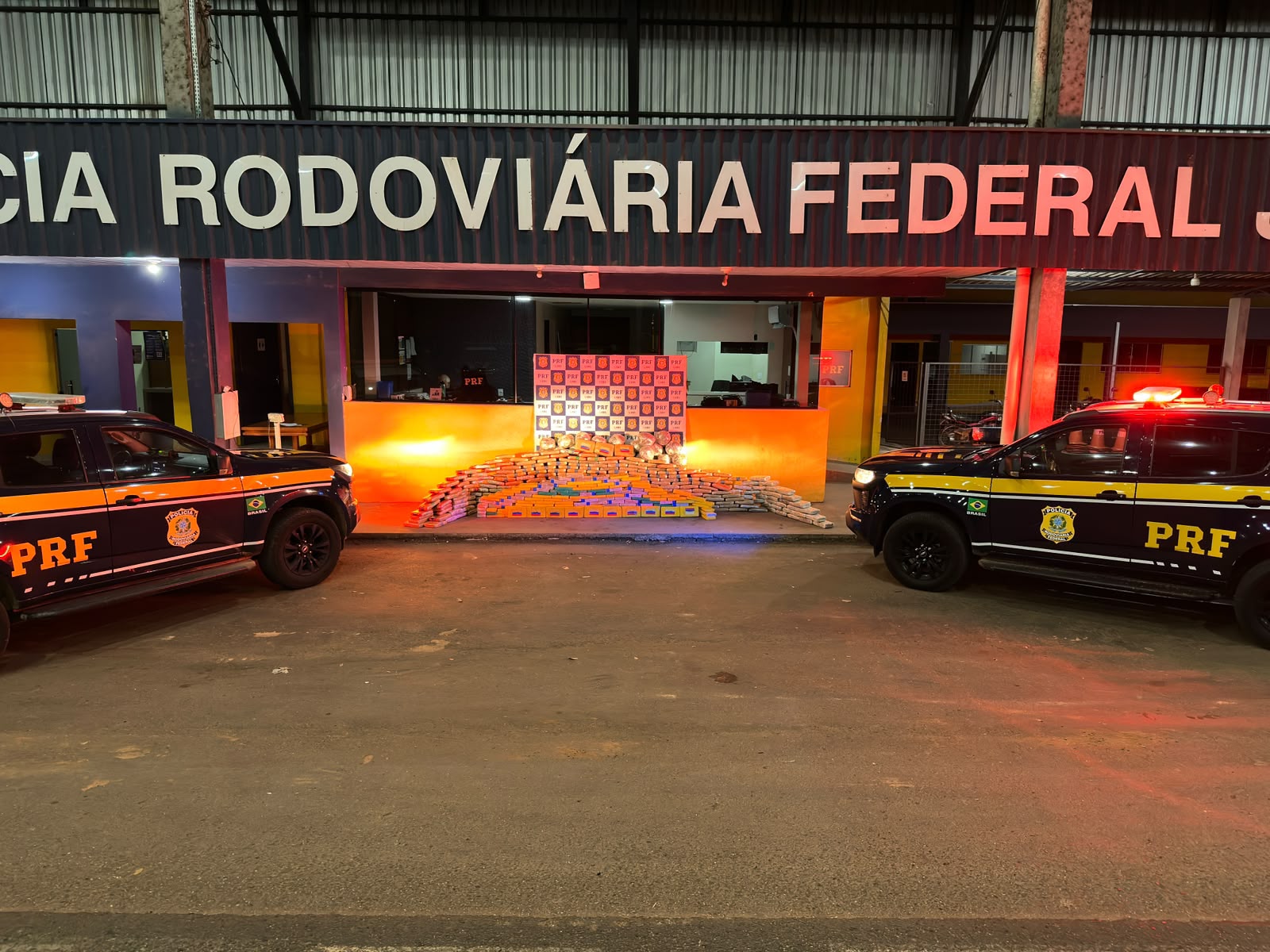 MAIS DE MEIA TONELADA: Caminhoneiro é preso com 625 quilos de skunk e cocaína na BR-364