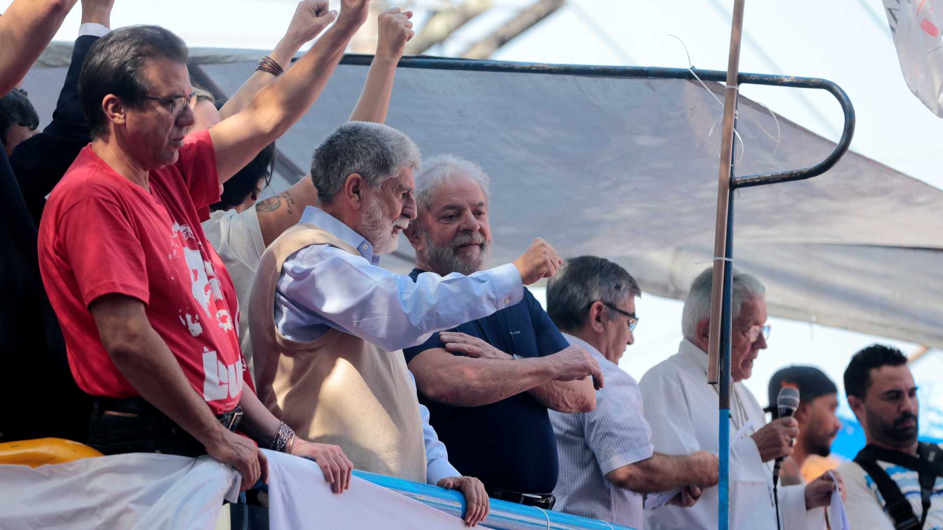 Em discurso, Lula afirma que vai se entregar à PF