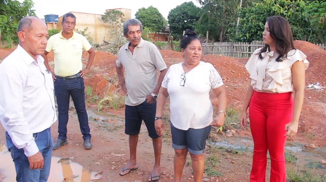 Cristiane Lopes cobra retomada das obras no bairro Conceição