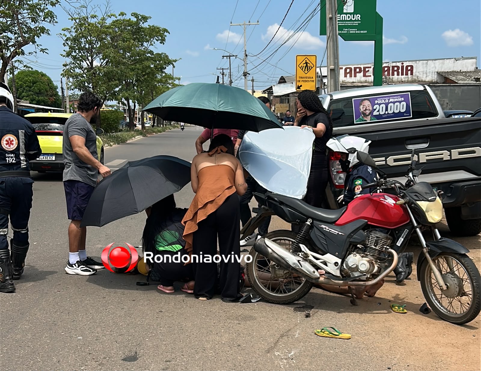 NA RIO DE JANEIRO: Casal em moto bate na traseira de carro e fica gravemente ferido