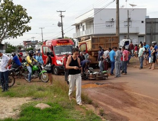 Mulher cai de moto-táxi e morre atropelada por caçamba