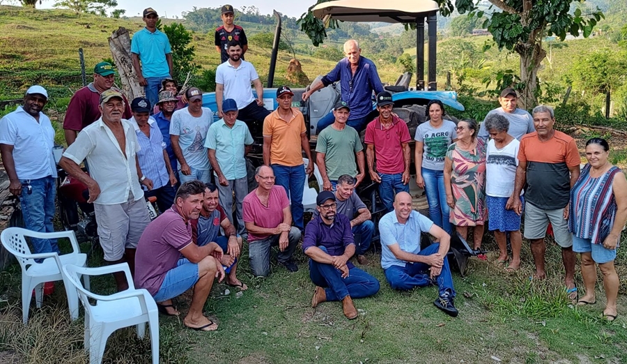 NOVA BRASILÂNDIA: Ismael Crispin entrega implementos agrícolas em associações