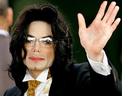 Michael Jackson tinha pornografia infantil em casa, apontam documentos