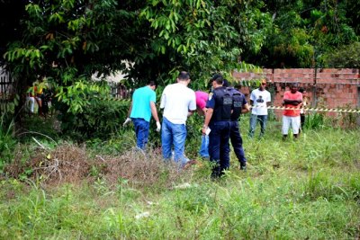 MISTÉRIO - Corpo de homem estrangulado é encontrado por criança em terreno baldio