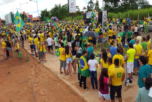 Milhares de pessoas estão concentradas para caminhada contra corrupção 