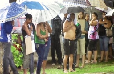 ABSURDO - Policlínica municipal de Porto Velho deixa idosos por mais de três horas em fila gigante debaixo de chuva – Confira fotos e vídeo