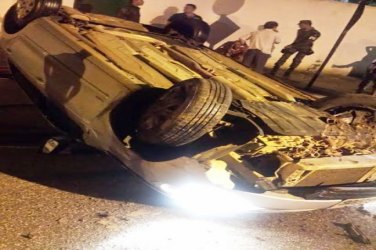 Motorista capota automóvel ao desviar de buraco