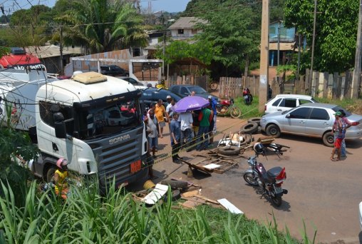 Moradores fecham estrada do Belmont e pedem melhorias