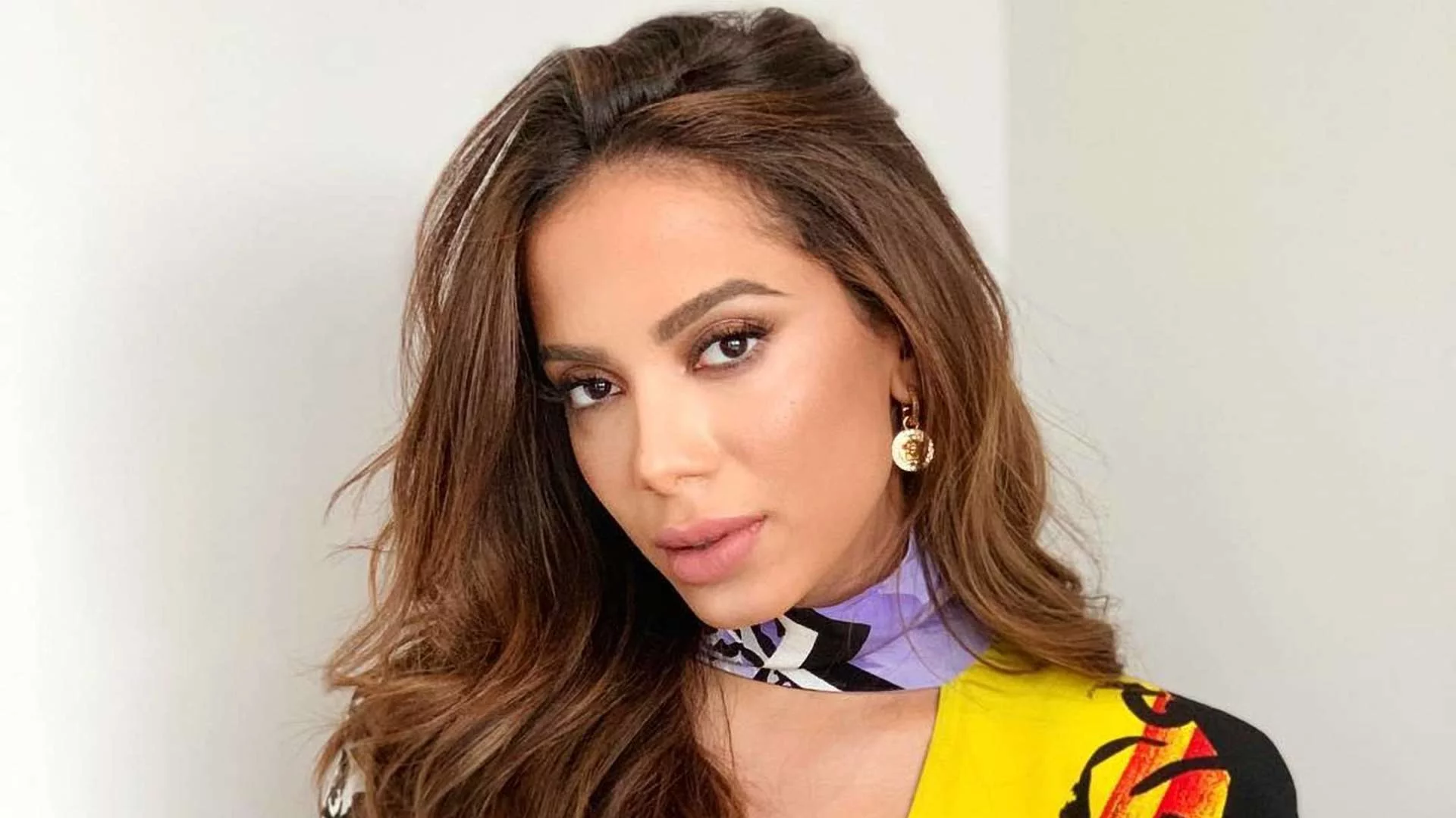 PODEROSA: Anitta coloca bumbum para jogo em passeio de bicicleta nas Maldivas