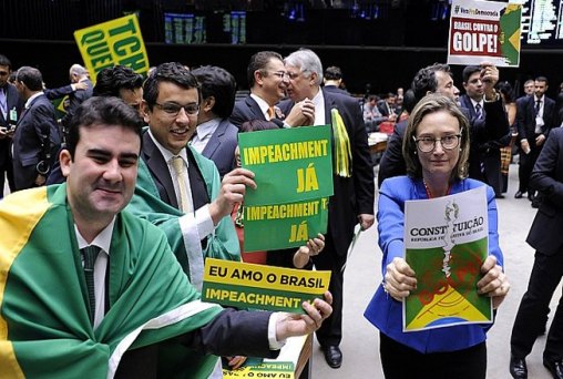 Sessão do impeachment dura 34 horas e se torna a maior da história da Câmara