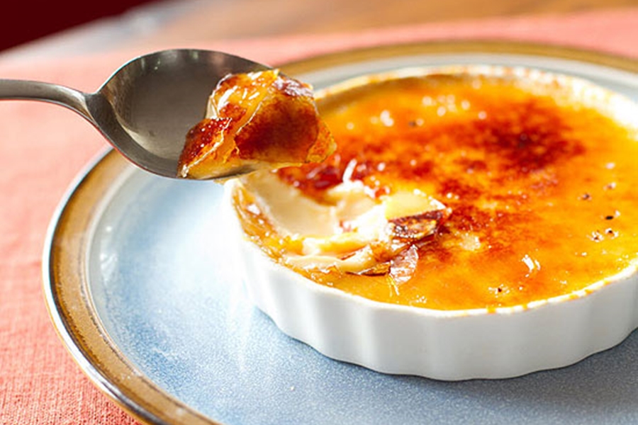 SIMPLES: Aprenda a preparar crème brûlée, sobremesa famosa na França