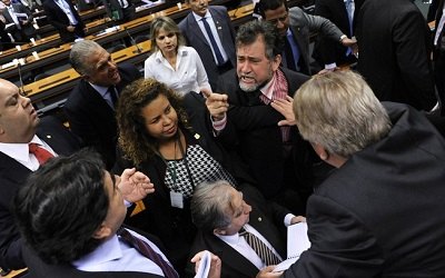 Votação de contas de Dilma tem bate-boca entre governistas e oposição