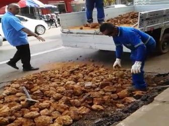 CENA DA CIDADE - Empresa de ônibus encascalha rua para trafegar no Centro da capital 