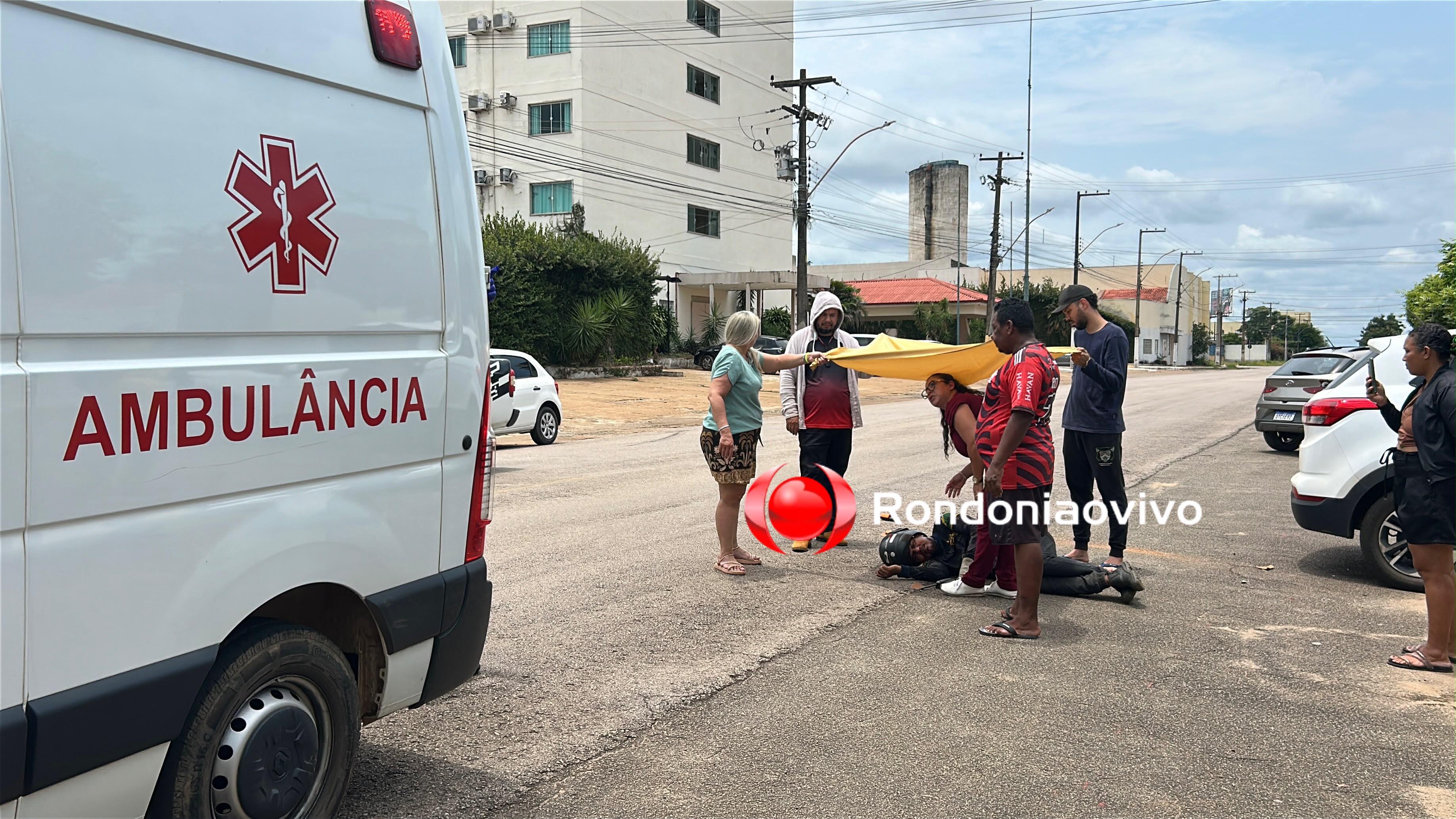 VÍDEO: Motoboy é vítima de grave acidente em frente a clube dos delegados