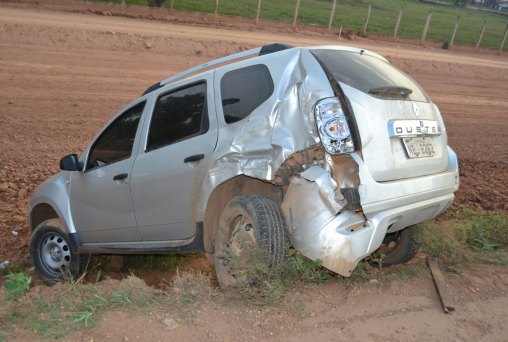 Caminhão desgovernado provoca acidente com carro em faixa de pedestre
