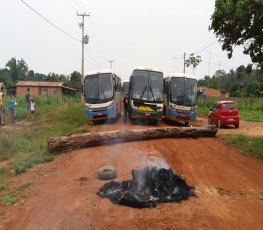 Moradores fecham escola e impedem acesso ao distrito de São Carlos