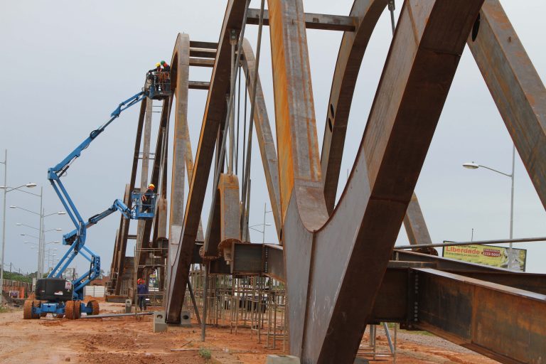 Construção da passarela no Espaço Alternativo é retomada